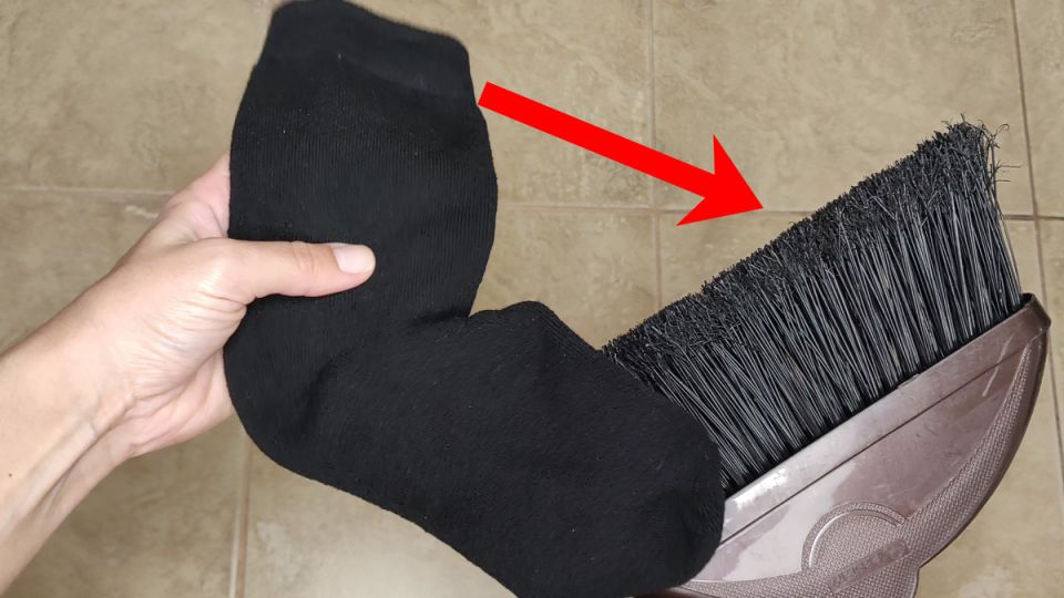 Как носок на метле может изменить процесс уборки вашей ванной