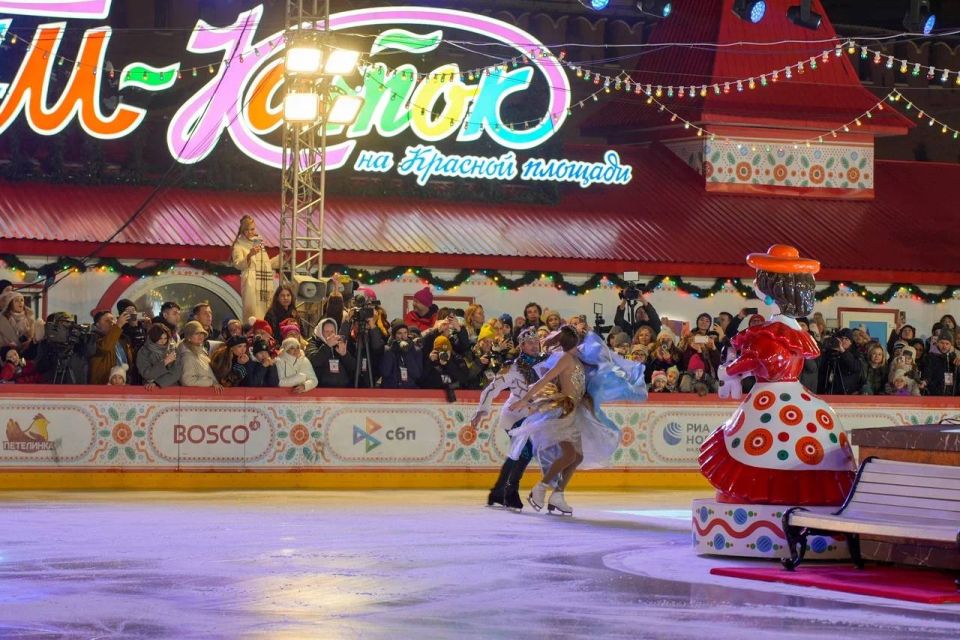 На Красной площади в столице России открыли дымковский каток На Красной площади в столице России открыли дымковский каток