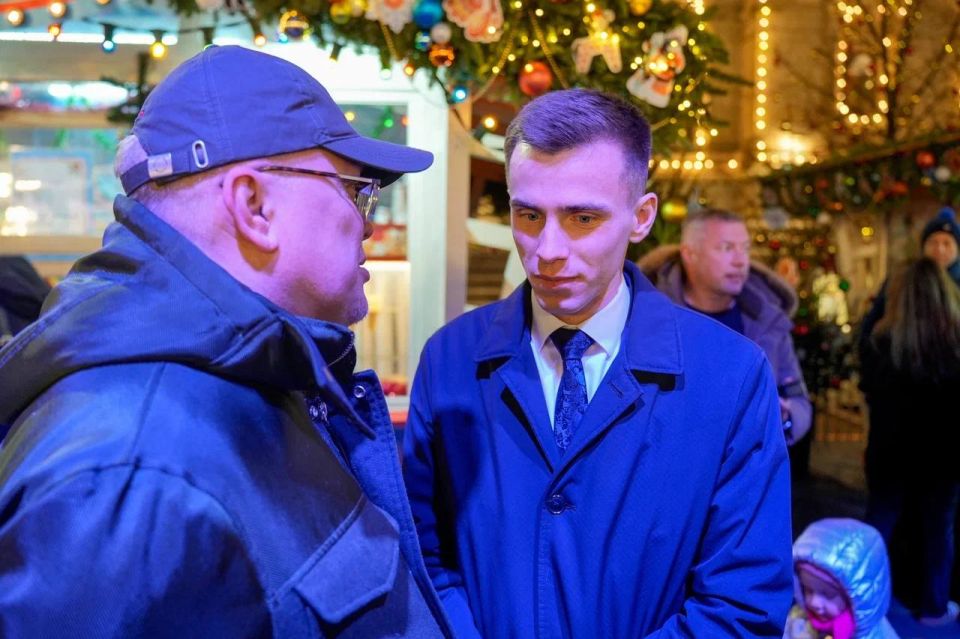 На Красной площади в столице России открыли дымковский каток На Красной площади в столице России открыли дымковский каток