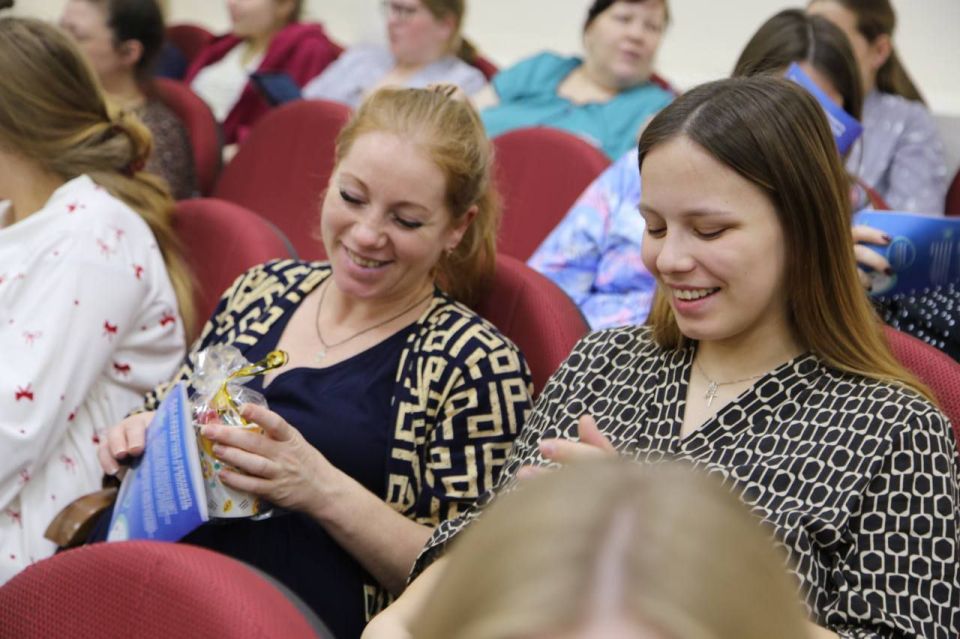 Будущих мам поздравили с наступающим праздником автоинспекторы и юные инспекторы движения Будущих мам поздравили с наступающим праздником автоинспекторы и юные инспекторы движения