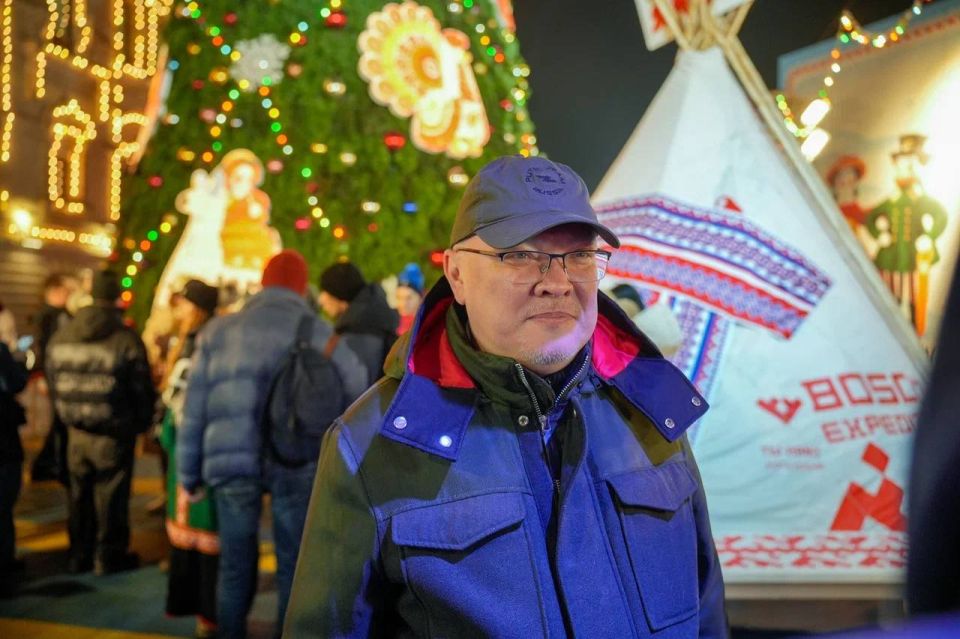 На Красной площади в столице России открыли дымковский каток