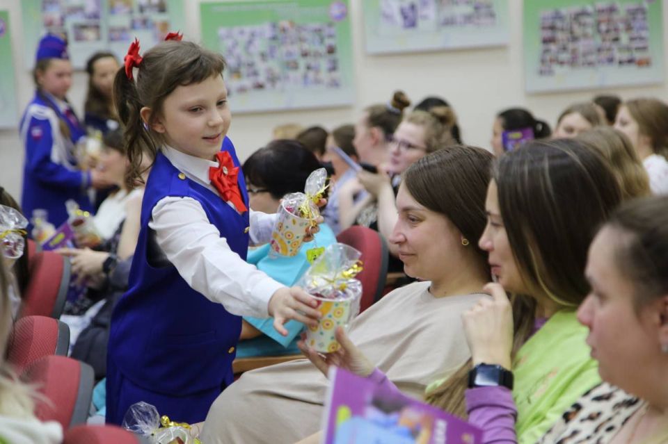 Будущих мам поздравили с наступающим праздником автоинспекторы и юные инспекторы движения Будущих мам поздравили с наступающим праздником автоинспекторы и юные инспекторы движения