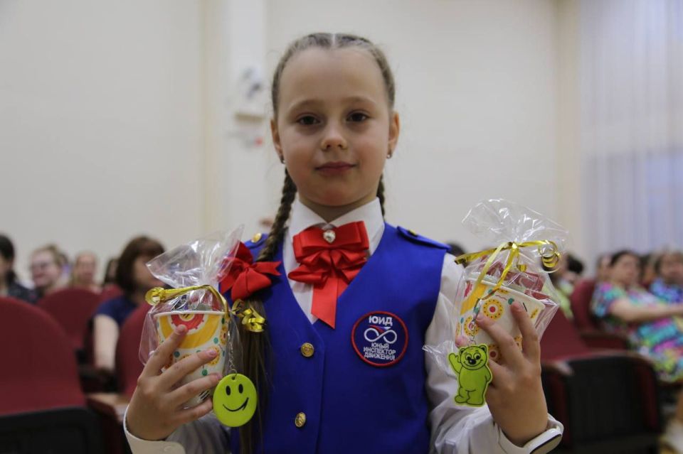 Будущих мам поздравили с наступающим праздником автоинспекторы и юные инспекторы движения Будущих мам поздравили с наступающим праздником автоинспекторы и юные инспекторы движения