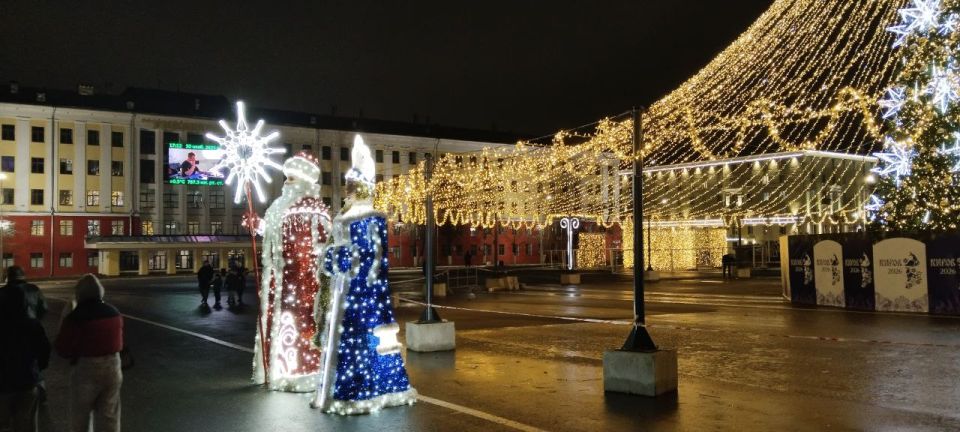 Праздник к нам приходит! Новогоднее оформление Театральной площади - уже радует глаз и поднимает настроение Праздник к нам приходит! Новогоднее оформление Театральной площади - уже радует глаз и поднимает настроение
