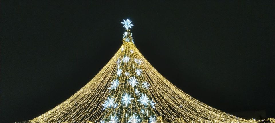 Праздник к нам приходит! Новогоднее оформление Театральной площади - уже радует глаз и поднимает настроение Праздник к нам приходит! Новогоднее оформление Театральной площади - уже радует глаз и поднимает настроение