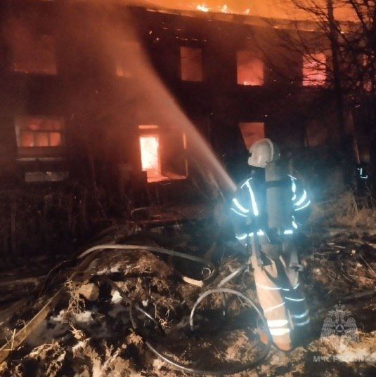 Двух человек спасли из горящего дома в Вересниках