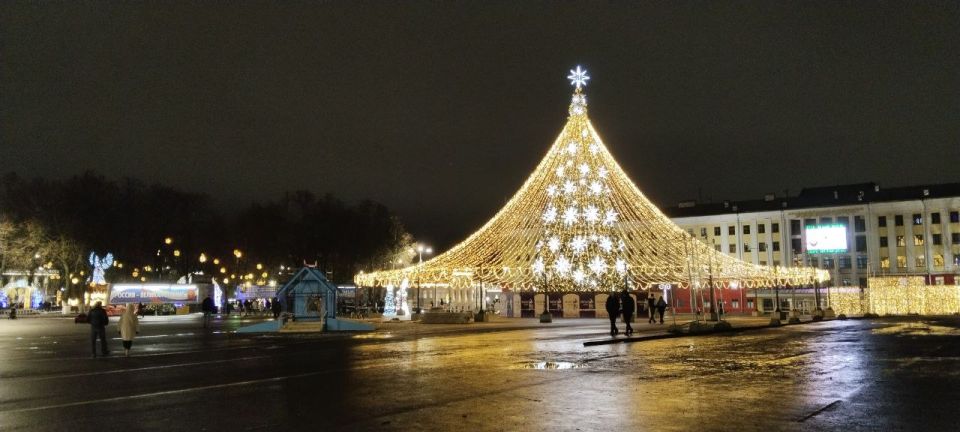 Праздник к нам приходит! Новогоднее оформление Театральной площади - уже радует глаз и поднимает настроение
