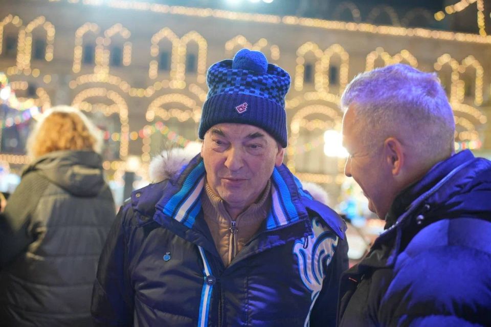 На Красной площади в столице России открыли дымковский каток На Красной площади в столице России открыли дымковский каток