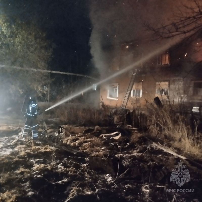 В Кирове сгорел нежилой двухэтажный дом В Кирове сгорел нежилой двухэтажный дом