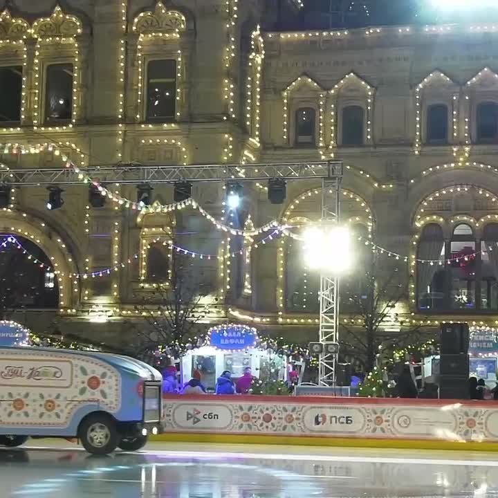 Александр Соколов: Красная площадь нарядилась к Новому году в Дымковские узоры