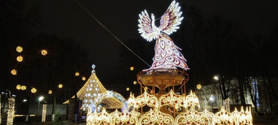 Праздник к нам приходит! Новогоднее оформление Театральной площади - уже радует глаз и поднимает настроение Праздник к нам приходит! Новогоднее оформление Театральной площади - уже радует глаз и поднимает настроение