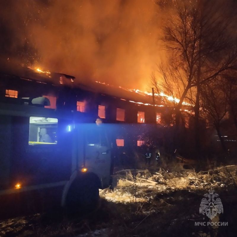 В Кирове сгорел нежилой двухэтажный дом В Кирове сгорел нежилой двухэтажный дом