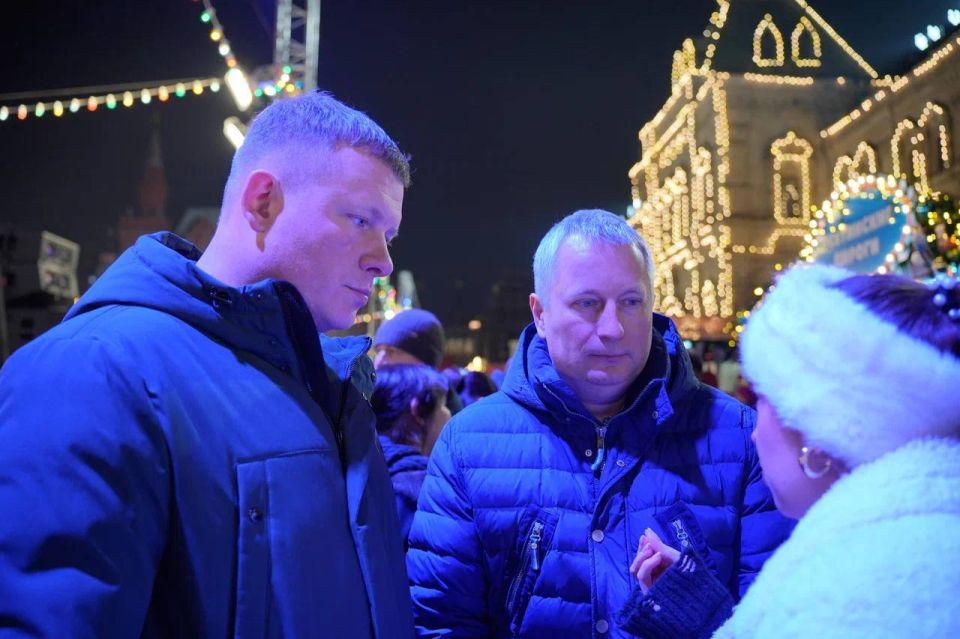 На Красной площади в столице России открыли дымковский каток На Красной площади в столице России открыли дымковский каток