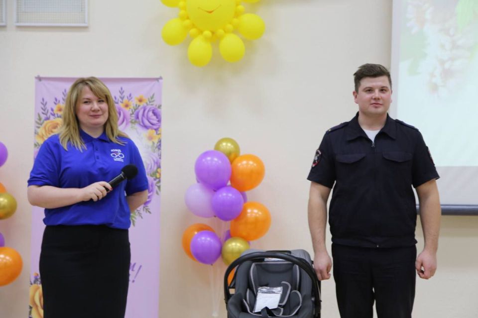 Будущих мам поздравили с наступающим праздником автоинспекторы и юные инспекторы движения Будущих мам поздравили с наступающим праздником автоинспекторы и юные инспекторы движения