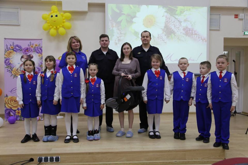 Будущих мам поздравили с наступающим праздником автоинспекторы и юные инспекторы движения