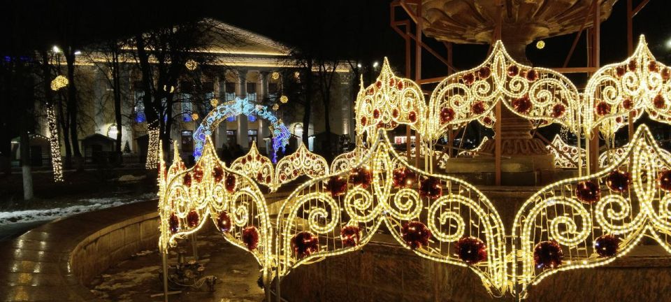 Праздник к нам приходит! Новогоднее оформление Театральной площади - уже радует глаз и поднимает настроение Праздник к нам приходит! Новогоднее оформление Театральной площади - уже радует глаз и поднимает настроение