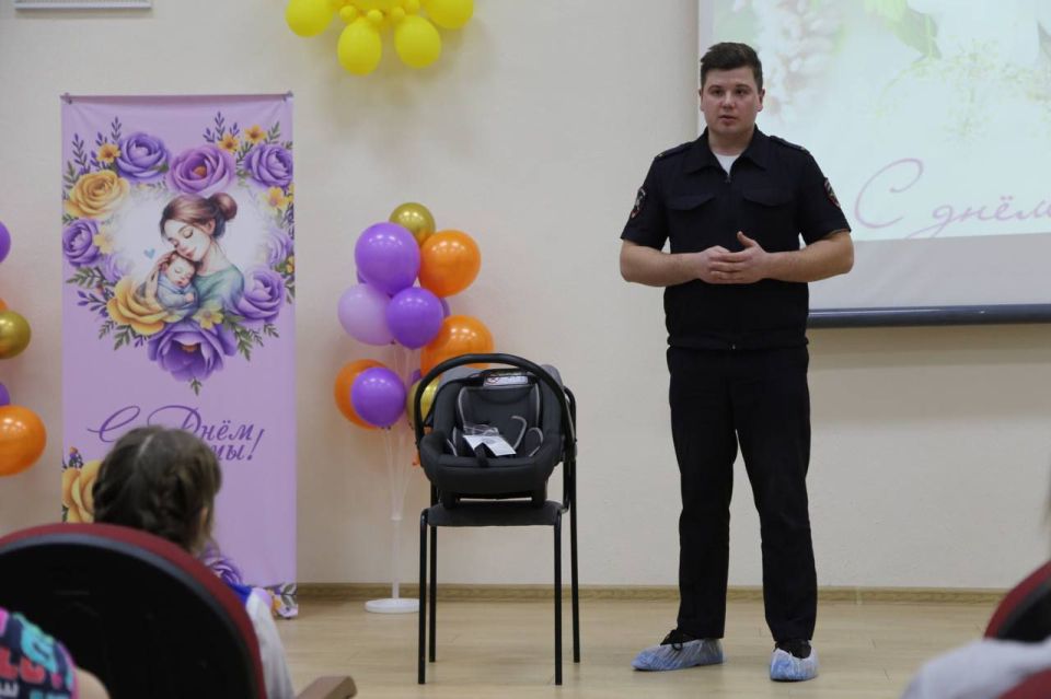 Будущих мам поздравили с наступающим праздником автоинспекторы и юные инспекторы движения Будущих мам поздравили с наступающим праздником автоинспекторы и юные инспекторы движения