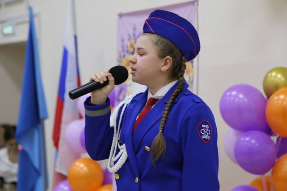 Будущих мам поздравили с наступающим праздником автоинспекторы и юные инспекторы движения Будущих мам поздравили с наступающим праздником автоинспекторы и юные инспекторы движения