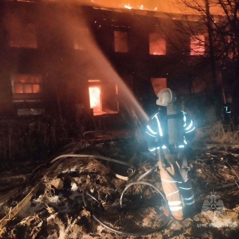 Пожар локализован. Из горящего дома огнеборцы эвакуировали 2 человек (предположительно, лица без определнного места жительства) Пожар локализован. Из горящего дома огнеборцы эвакуировали 2 человек (предположительно, лица без определнного места жительства)