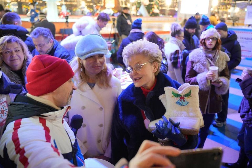 На Красной площади в столице России открыли дымковский каток На Красной площади в столице России открыли дымковский каток