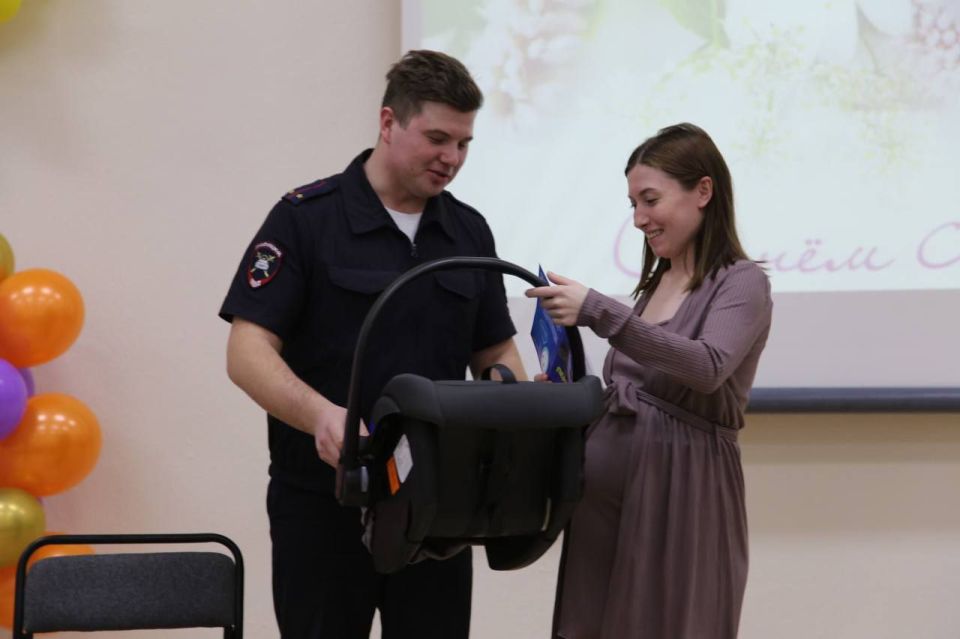 Будущих мам поздравили с наступающим праздником автоинспекторы и юные инспекторы движения Будущих мам поздравили с наступающим праздником автоинспекторы и юные инспекторы движения