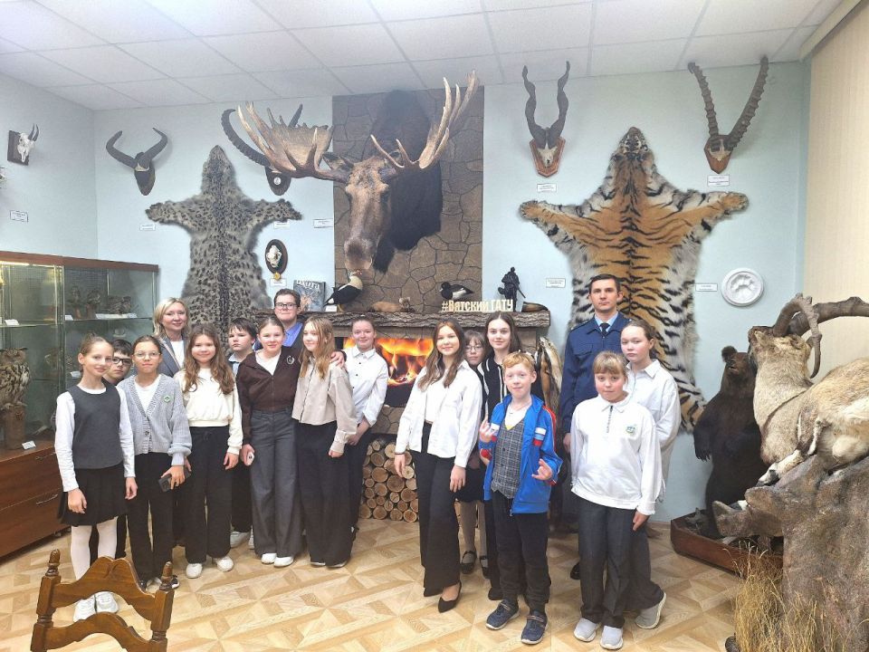 #правовоеПросвещение. В преддверии Всемирного дня правовой помощи детям, который отмечался в нашей стране 20 ноября, Кировский межрайонный природоохранный прокурор Олег Олин организовал посещение учащимися средней...