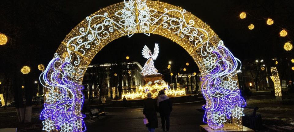 Праздник к нам приходит! Новогоднее оформление Театральной площади - уже радует глаз и поднимает настроение Праздник к нам приходит! Новогоднее оформление Театральной площади - уже радует глаз и поднимает настроение