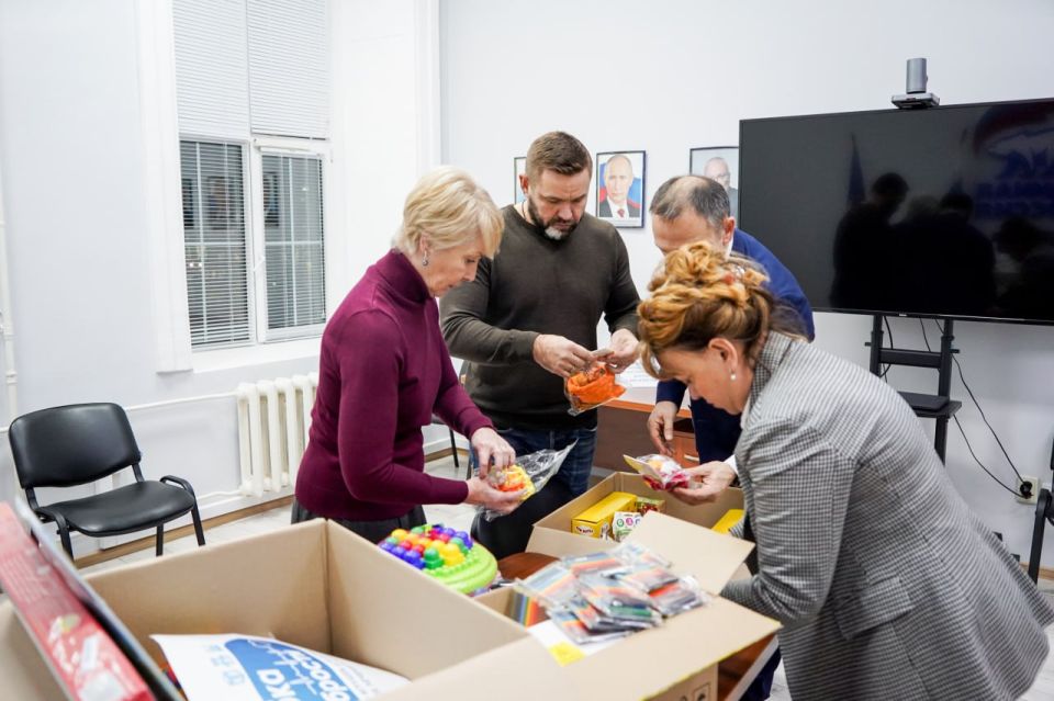 Глава города и депутаты передали подарки тяжелобольным детям Глава города и депутаты передали подарки тяжелобольным детям