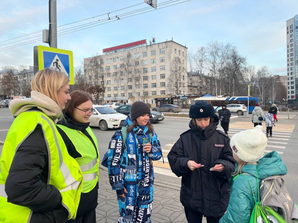Сотрудники Госавтоинспекции провели серию профилактических мероприятий, призванных напомнить жителям о простых, но жизненно важных правилах дорожного движения Сотрудники Госавтоинспекции провели серию профилактических мероприятий, призванных напомнить жителям о простых, но жизненно важных правилах дорожного движения