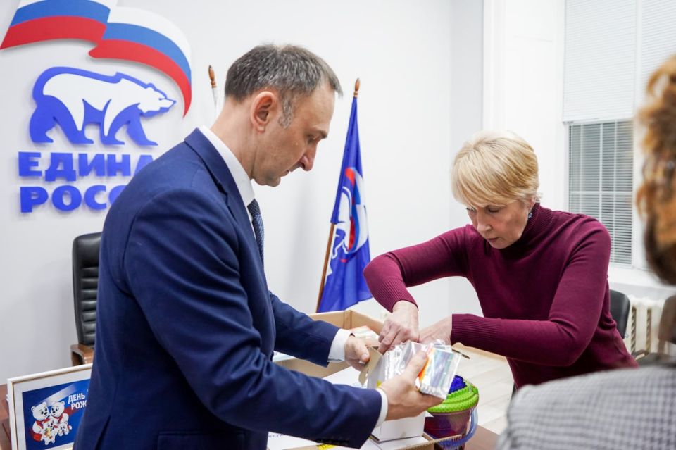 Глава города и депутаты передали подарки тяжелобольным детям Глава города и депутаты передали подарки тяжелобольным детям