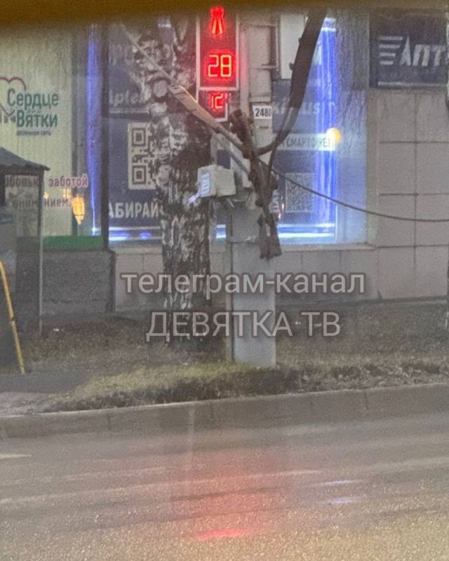 На улице Милицейской стоят троллейбусы