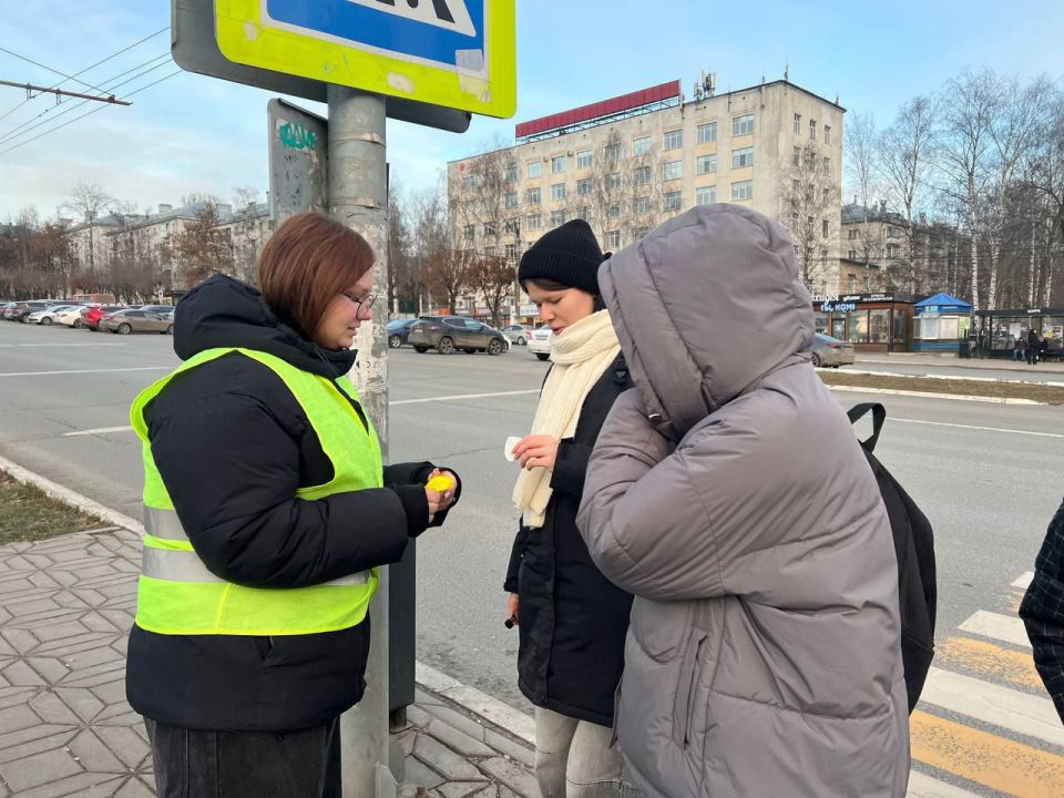 Сотрудники Госавтоинспекции провели серию профилактических мероприятий, призванных напомнить жителям о простых, но жизненно важных правилах дорожного движения Сотрудники Госавтоинспекции провели серию профилактических мероприятий, призванных напомнить жителям о простых, но жизненно важных правилах дорожного движения