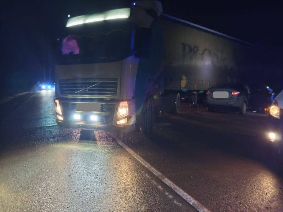 Сегодня около 17 часов на автодороге «Вятские Поляны - Сосновка» столкнулись грузовик «Вольво» и легковой автомобиль «Лада Гранта»