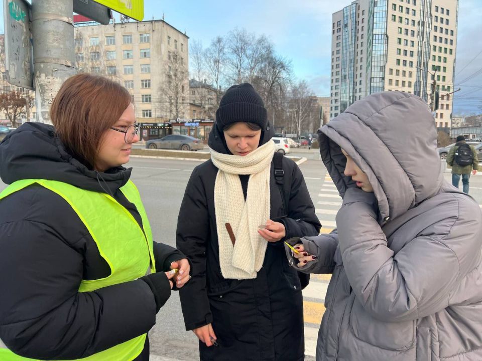 Сотрудники Госавтоинспекции провели серию профилактических мероприятий, призванных напомнить жителям о простых, но жизненно важных правилах дорожного движения Сотрудники Госавтоинспекции провели серию профилактических мероприятий, призванных напомнить жителям о простых, но жизненно важных правилах дорожного движения