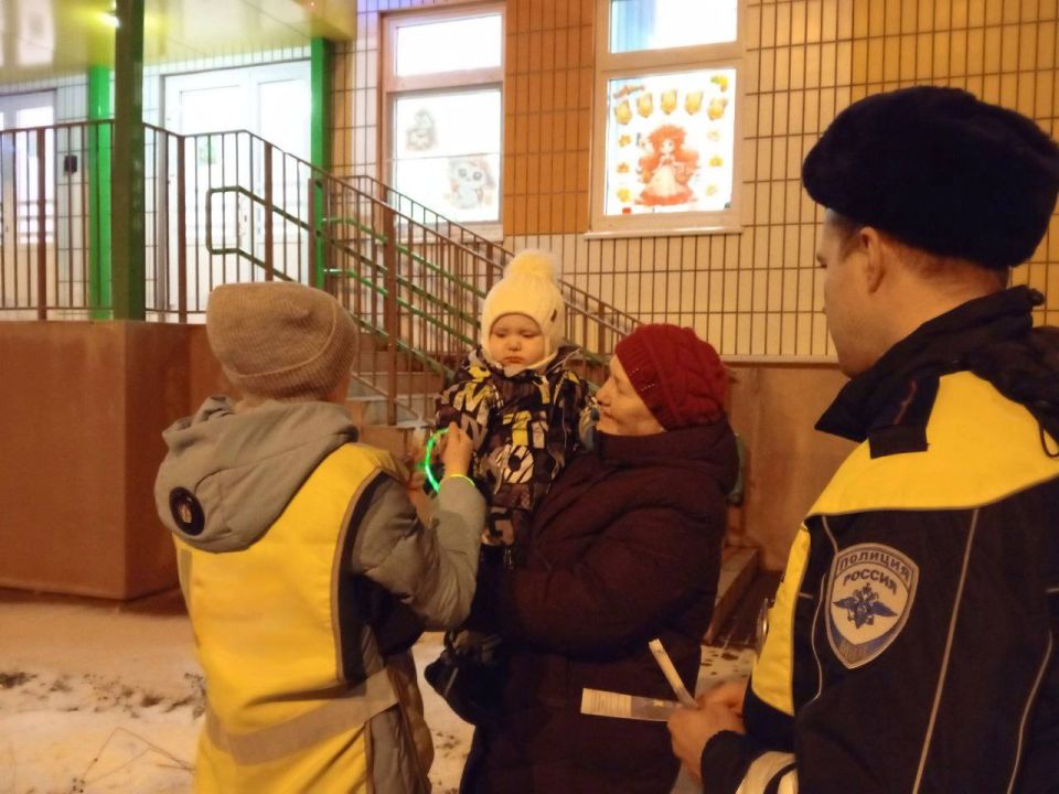 «Родительский патруль» напомнил о важности световозвращателей, проверил их наличие у жителей сельской местности