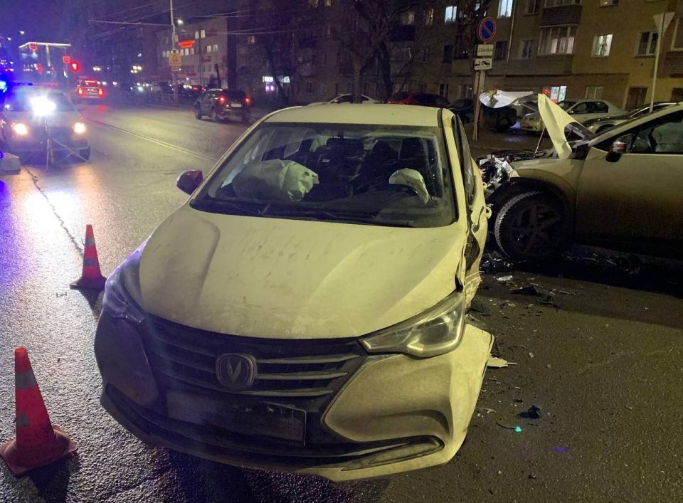 За прошедшие сутки, 1 декабря 2025 года, на территории Кировской области произошло четыре автомобильные аварии, в которых один человек погиб и пять получили травмы За прошедшие сутки, 1 декабря 2025 года, на территории Кировской области произошло четыре автомобильные аварии, в которых один человек погиб и пять получили травмы