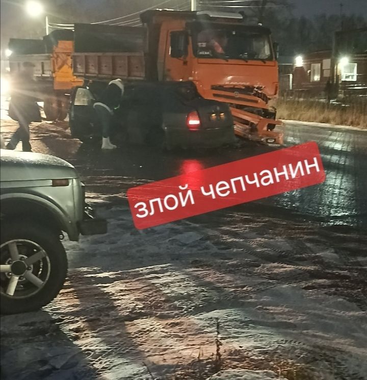 ДТП в Кирово-Чепецке.. Столкнулись легковушка, КамАЗ и микроавтобус. Что с водителем иномарки — неизвестно, сообщают в паблике «Злой Чепчанин»