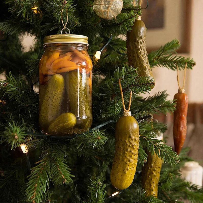 Ёлки в огурцах и рыжиках!. Муниципалитеты Кировской области готовят украшения для своих елок на «Зимней прогулочной Спасской»