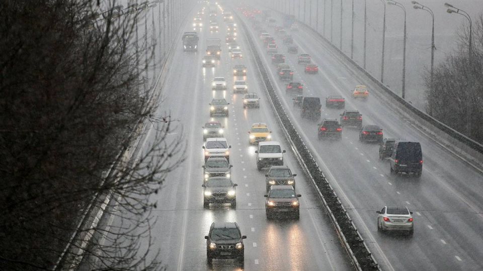 Напоминаем водителям об опасности разговоров по мобильному телефону во время движения Напоминаем водителям об опасности разговоров по мобильному телефону во время движения