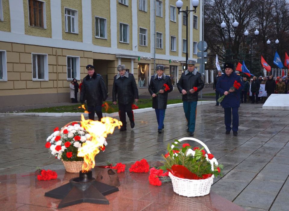 Прокурор Кировской области Юрий Рываев и работники надзорного ведомства возложили цветы во имя памяти Неизвестного Солдата Прокурор Кировской области Юрий Рываев и работники надзорного ведомства возложили цветы во имя памяти Неизвестного Солдата