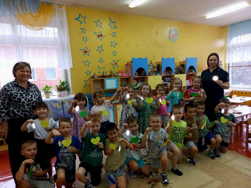 Юные кировчане стали ярче. Обучающая встреча с воспитанниками Вятскополянского детского сада началась с повторения правил безопасного поведения на улицах и дорогах Юные кировчане стали ярче. Обучающая встреча с воспитанниками Вятскополянского детского сада началась с повторения правил безопасного поведения на улицах и дорогах