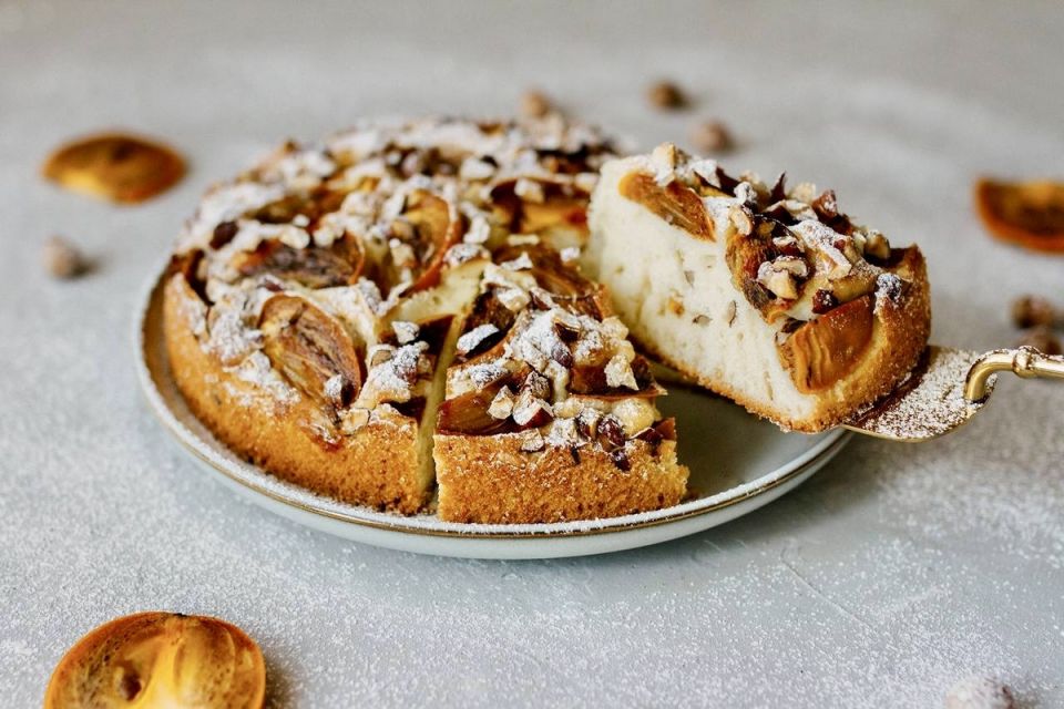 Нежный кекс с хурмой и фундуком: рецепт, который стоит попробовать этой осенью