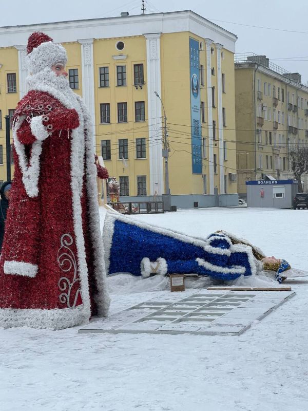 #деньвистории. «А я лягу, прилягу...» Ровно год назад кировчане могли наблюдать на Театральной площади такую картину @Kirov_grad