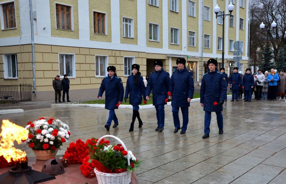 Прокурор Кировской области Юрий Рываев и работники надзорного ведомства возложили цветы во имя памяти Неизвестного Солдата Прокурор Кировской области Юрий Рываев и работники надзорного ведомства возложили цветы во имя памяти Неизвестного Солдата