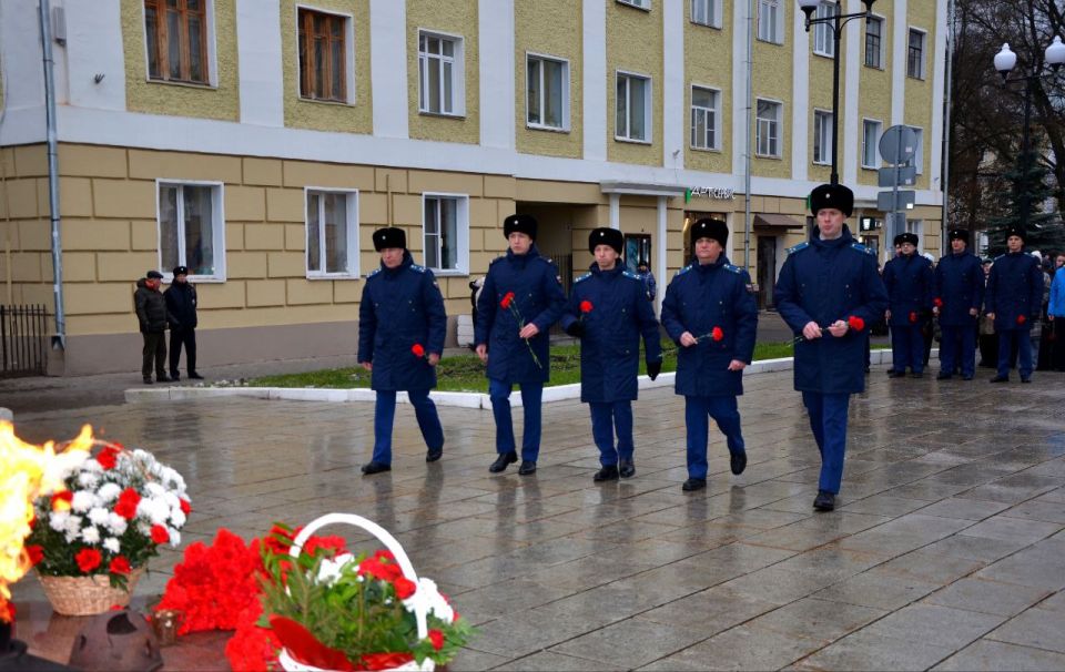 Прокурор Кировской области Юрий Рываев и работники надзорного ведомства возложили цветы во имя памяти Неизвестного Солдата Прокурор Кировской области Юрий Рываев и работники надзорного ведомства возложили цветы во имя памяти Неизвестного Солдата