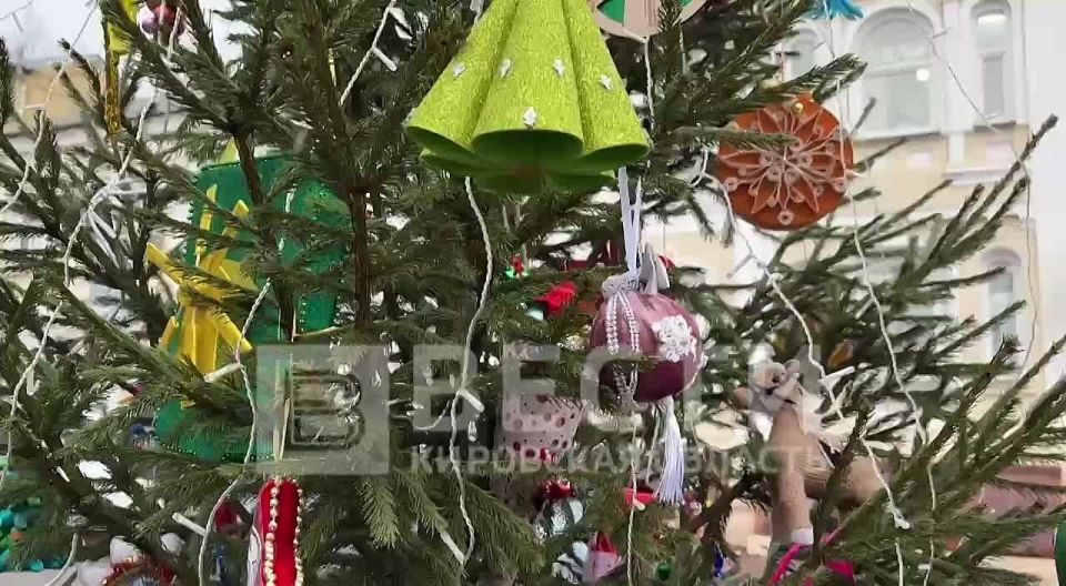 На Спасской начали украшать ёлки районов Кировской области