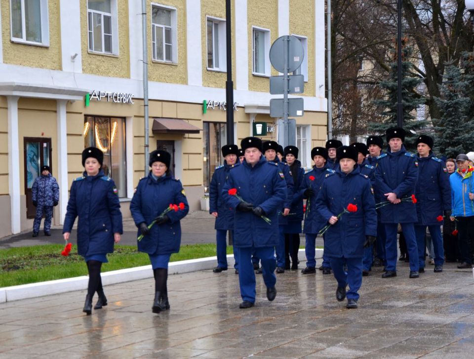 Прокурор Кировской области Юрий Рываев и работники надзорного ведомства возложили цветы во имя памяти Неизвестного Солдата Прокурор Кировской области Юрий Рываев и работники надзорного ведомства возложили цветы во имя памяти Неизвестного Солдата