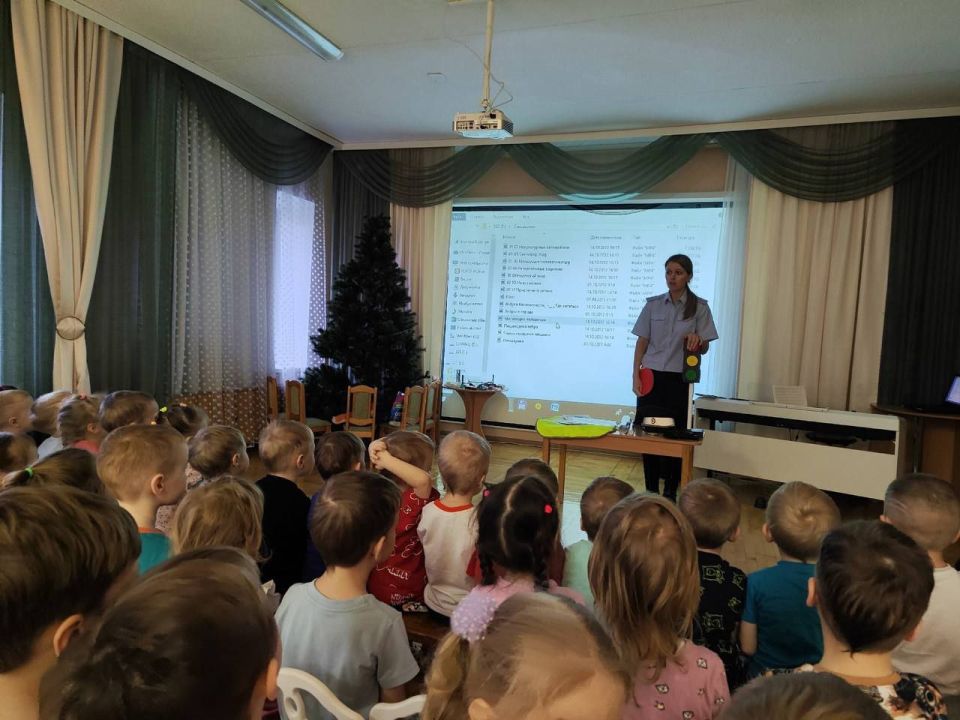 Сотрудник Госавтоинспекции провёл урок безопасности для дошколят Сотрудник Госавтоинспекции провёл урок безопасности для дошколят
