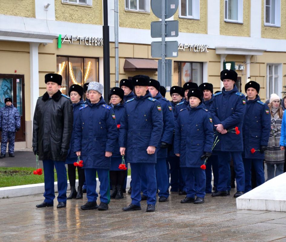 Прокурор Кировской области Юрий Рываев и работники надзорного ведомства возложили цветы во имя памяти Неизвестного Солдата Прокурор Кировской области Юрий Рываев и работники надзорного ведомства возложили цветы во имя памяти Неизвестного Солдата