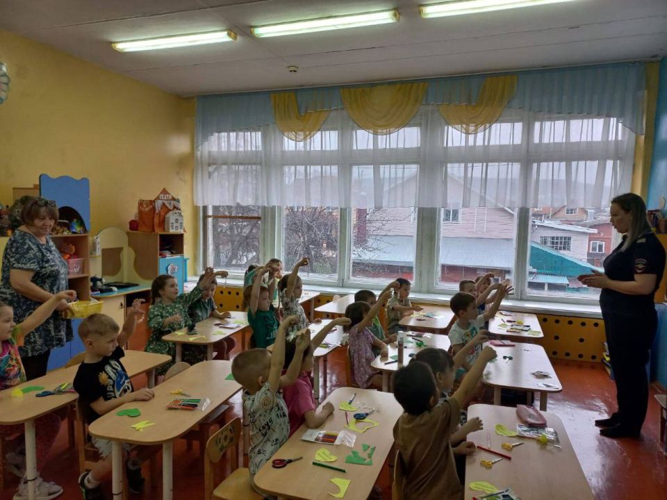 Юные кировчане стали ярче. Обучающая встреча с воспитанниками Вятскополянского детского сада началась с повторения правил безопасного поведения на улицах и дорогах